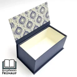 Online Buchbinderei Frühauf ABVERKAUF /// Kästchen Box Klappdeckelkasten Blau Weiß – Schmuckkasten, Utensilo & Geschenkbox