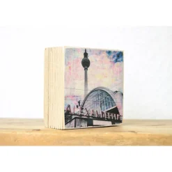 BildArt Alexanderplatz Berlin – Retro Foto auf Holz (7x7 cm) – Fernsehturm & Bahnhof – Handmade Transferdruck