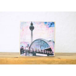 BildArt Alexanderplatz Berlin – Retro Foto auf Holz (7x7 cm) – Fernsehturm & Bahnhof – Handmade Transferdruck