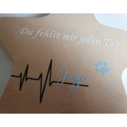 Deko-Objekte^FlyingLoveDesign Andenken an ein Haustier, Geschenk für Hundebesitzer, personalisierter Stern aus Holz mit Hundepfoten