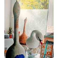 Best MARIENWERKSTATT Bemalter Flaschenkürbis als kunstvoller Schwan. Schwanenmutter mit Küken. Handgefertigte Kalebasse