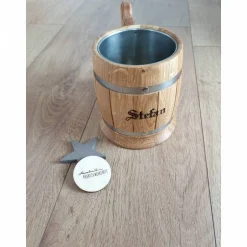 AlexandrasKreativwerkstatt Bierkrug aus massivem Eichenholz Eiche Krug Holzkrug ca. 0,5L Edelstahleinsatz, Bierliebhaber, Bierkenner