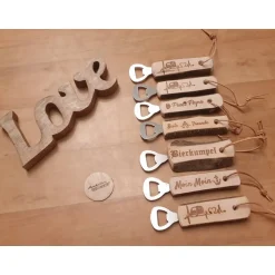 AlexandrasKreativwerkstatt Flacher lach mit Lederband natur Flaschenöffner mit Name aus Erle, Gravur, Laser, Bier, Geschenk