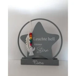 Deko-Objekte^FlyingLoveDesign Geschenk für ein Sternkind im Rahmen, Ring mit personalisierbar Holzstern mit Plott und Perlenkette in Regenbogenfarben
