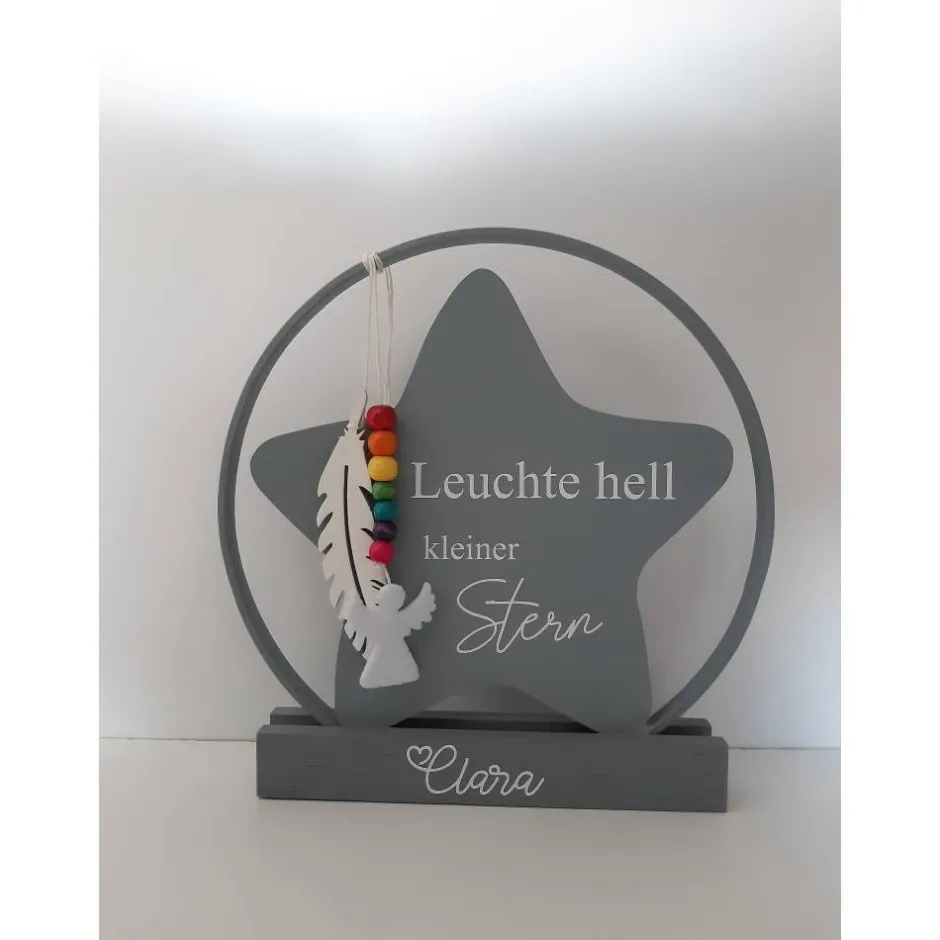 Deko-Objekte^FlyingLoveDesign Geschenk für ein Sternkind im Rahmen, Ring mit personalisierbar Holzstern mit Plott und Perlenkette in Regenbogenfarben