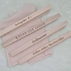 Grillzubehör^HERZBARKEITEN Grillzange aus Buchenholz – verschiedene Gravuren verfügbar | Perfekt als Geschenk für Grillfans