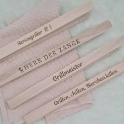 Grillzubehör^HERZBARKEITEN Grillzange aus Buchenholz – verschiedene Gravuren verfügbar | Perfekt als Geschenk für Grillfans