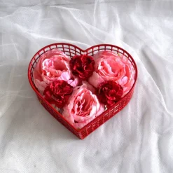 Kunstblumen & -Pflanzen^Geschenke und Keramik Herzkorb mit Pfingstrosen und Begonien zum Stellen oder Hängen