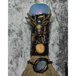 Best JulesWitchMagic Hexenbesen zur Reinigung mit Opal, hellblau schimmerndem Heilstein, Hirsch Ornament wunderschön verziert, Deko, Geschenk