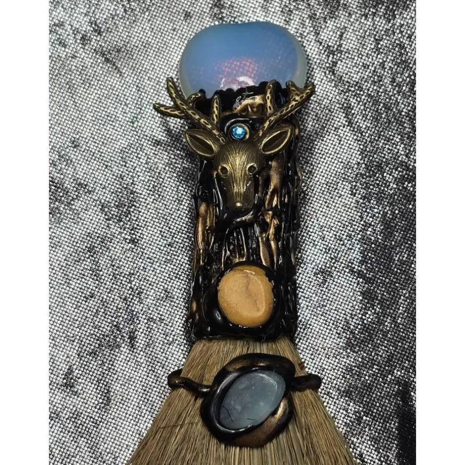 Best JulesWitchMagic Hexenbesen zur Reinigung mit Opal, hellblau schimmerndem Heilstein, Hirsch Ornament wunderschön verziert, Deko, Geschenk