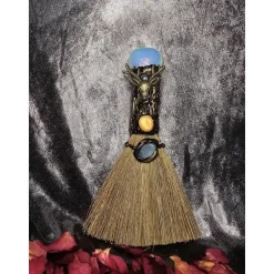 Best JulesWitchMagic Hexenbesen zur Reinigung mit Opal, hellblau schimmerndem Heilstein, Hirsch Ornament wunderschön verziert, Deko, Geschenk