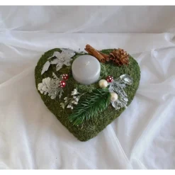 Kunstblumen & -Pflanzen^Geschenke und Keramik Moosherz/Grabaufleger mit Dekoration in Silber und grauer Kerze.