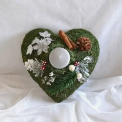 Kunstblumen & -Pflanzen^Geschenke und Keramik Moosherz/Grabaufleger mit Dekoration in Silber und grauer Kerze.