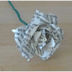 Büchertruhe Papierrose aus alten Buchseiten – Handgemachte Buchrose als Geschenk & Deko