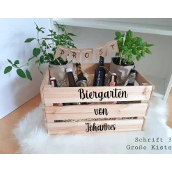 Hot SelfmadeStudio Personalisierte Biergarten & Kräutergarten Kiste – DIY Geschenk für Muttertag & Vatertag mit Namen, Aufkleber & Holzkiste