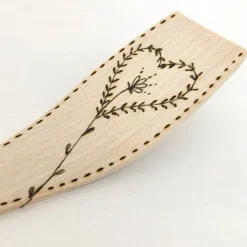 AHuberin Pfannenwender gebogen, aus Holz, Brandmalmotiv, Zero Waste, unbehandeltes Buchenholz, Blätterherz