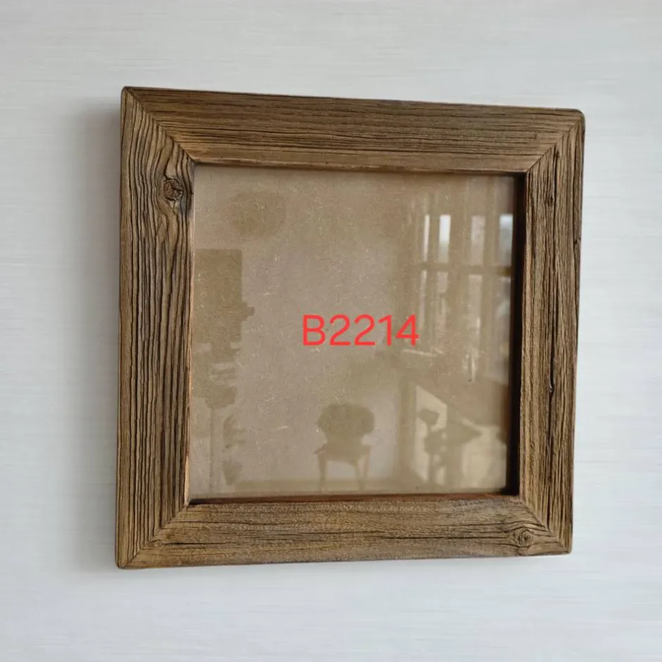 Bilderrahmen^Altholzspiegel Rustikaler Bilderrahmen 30x30 cm aus sonnenverbrannten Stadelbrettern – Handgemachter Holzrahmen mit Glas & Rückwand