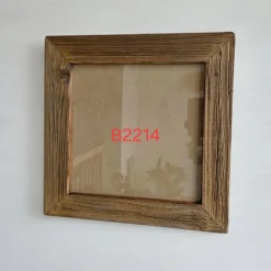 Bilderrahmen^Altholzspiegel Rustikaler Bilderrahmen 30x30 cm aus sonnenverbrannten Stadelbrettern – Handgemachter Holzrahmen mit Glas & Rückwand