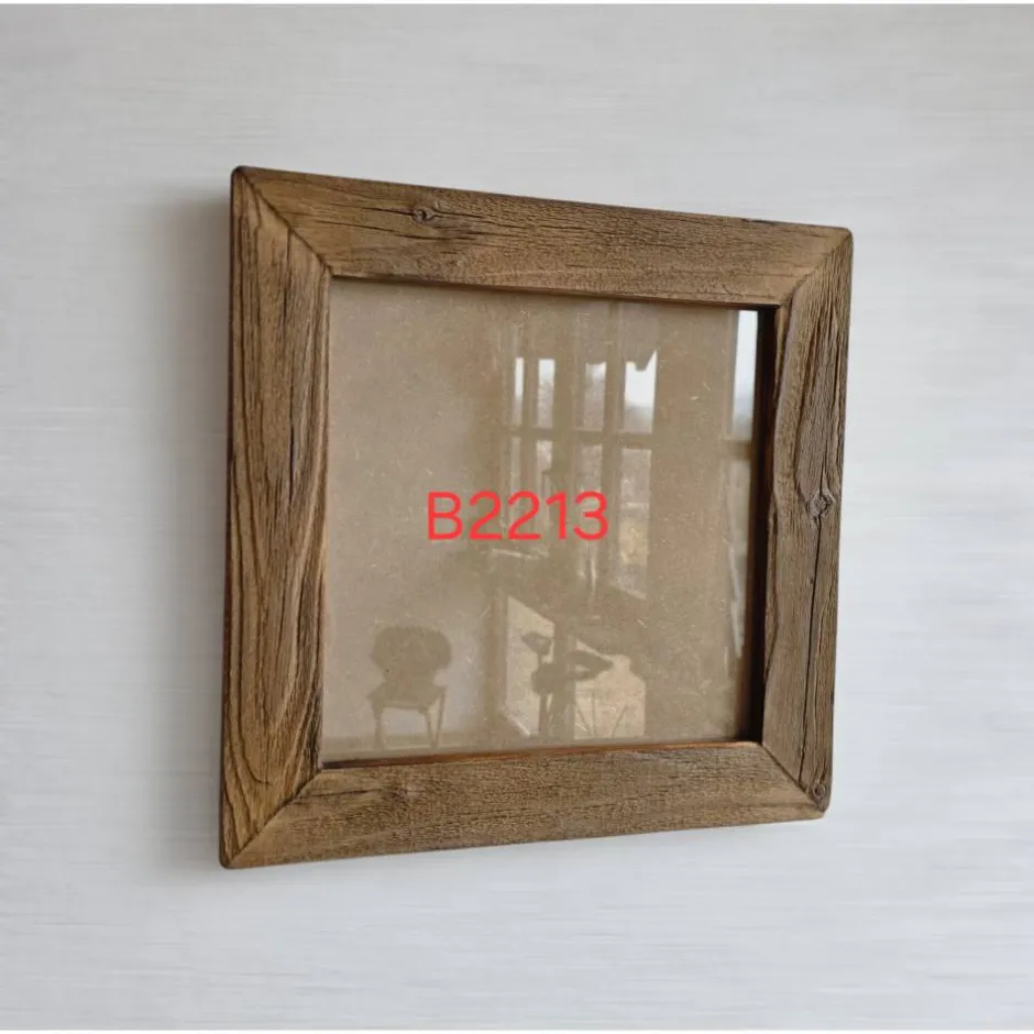 Bilderrahmen^Altholzspiegel Rustikaler Bilderrahmen 30x30 cm aus sonnenverbrannten Stadelbrettern – Handgemachter Holzrahmen mit Glas & Rückwand