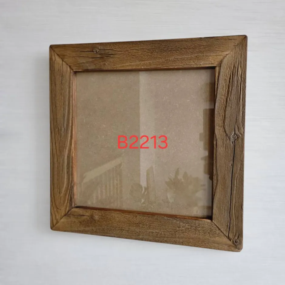 Bilderrahmen^Altholzspiegel Rustikaler Bilderrahmen 30x30 cm aus sonnenverbrannten Stadelbrettern – Handgemachter Holzrahmen mit Glas & Rückwand