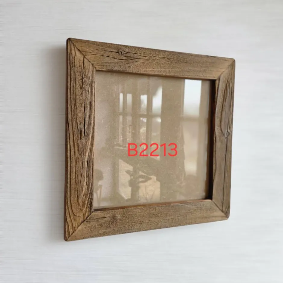 Bilderrahmen^Altholzspiegel Rustikaler Bilderrahmen 30x30 cm aus sonnenverbrannten Stadelbrettern – Handgemachter Holzrahmen mit Glas & Rückwand