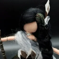 Clearance Märchenglanz Schamanenelfe YLVA - Schamanin Filzfigur mit Bergkristall Wegbegleiterin Filzelfe Filzkunst Altarfigur