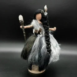 Clearance Märchenglanz Schamanenelfe YLVA - Schamanin Filzfigur mit Bergkristall Wegbegleiterin Filzelfe Filzkunst Altarfigur