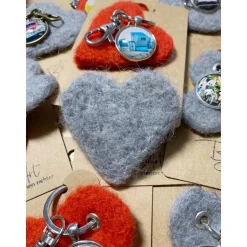 Briefkästen^BildArt Schlüsselanhänger mit Foto-Cabochon und Filzherz – Vintage Telefon Motiv – Handarbeit aus Merinowolle