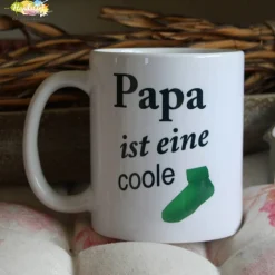 Becher & Tassen^HandsArt Handarbeit Tasse - Der Papa ist eine coole Socke