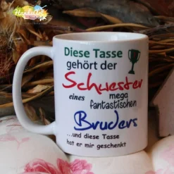 Becher & Tassen^HandsArt Handarbeit Tasse - Diese Tasse gehört der Schwester - Bruder